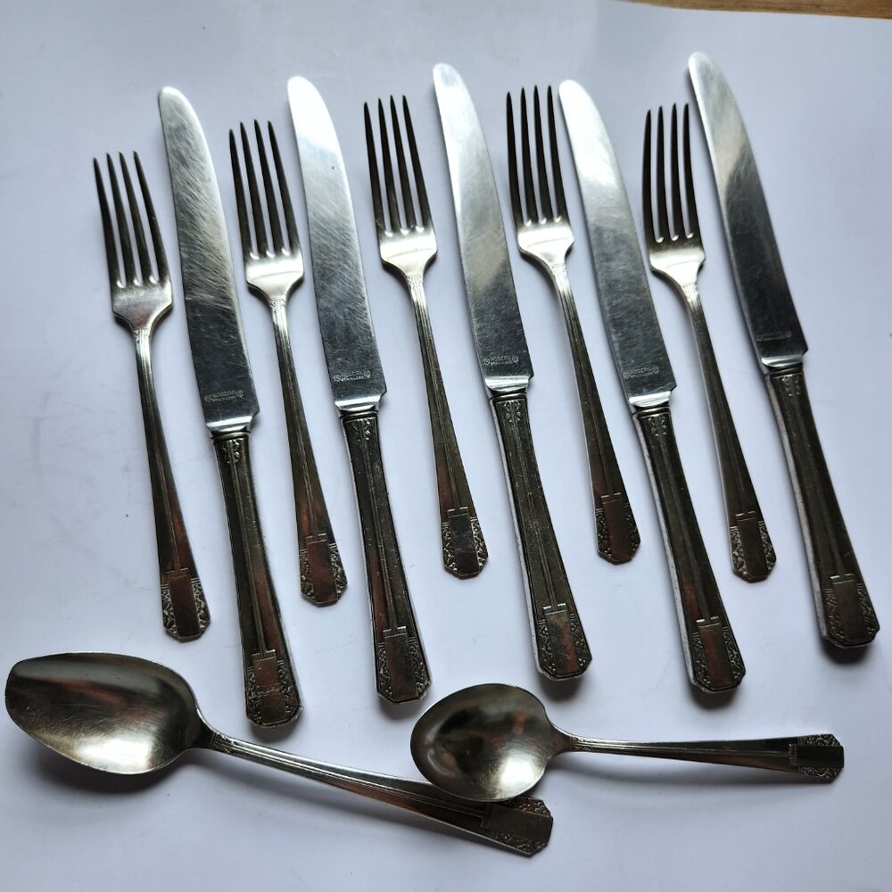 Rogers Park Lane Pattern Flatware Set of 12 Triple Plate Oneida Ltd